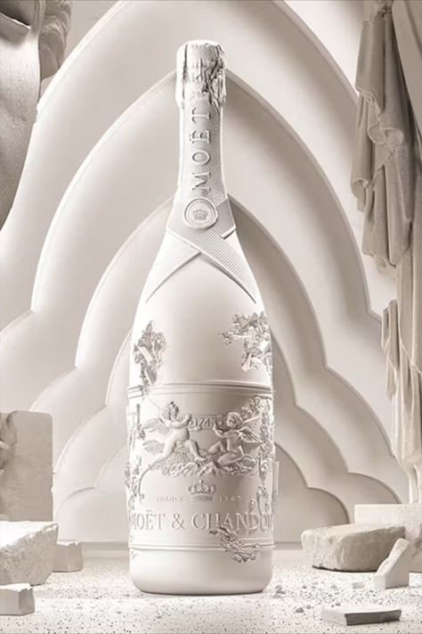 To celebrate its 280th anniversary, champagne house Moët & Chandon has collaborated with artist Daniel Arsham to release a limited bottle of bubbly as part of the brand’s inaugural Collection Impériale Création No. 1. Champagne Bottle Design, Champagne Label Design, Black Champagne Bottle, Champaign Bottle, Champagne Packaging, Paradise Drink, Wine Bottle Packaging, Champagne Design, Champagne Moet