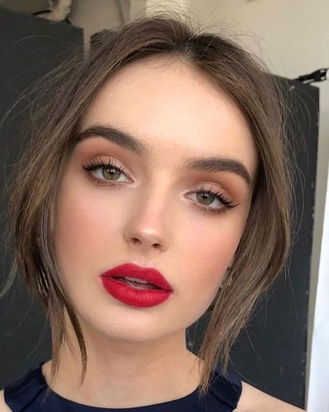 Consigue el perfecto working look Belleza - EL CORTE INGLÉS Makeup Bibir, Airbrush Make Up, Soft Eye Makeup, Natural Glam Makeup, Mekap Mata, Smoky Eyeshadow, Makeup 2018, Holiday Makeup Looks, Make Up Inspiration