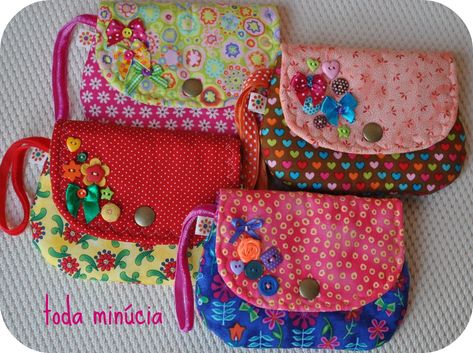 nécessaires pequeninas! | toda minúcia | Flickr Denim Bag Patterns, Diy Bag Designs, Diy Bags Patterns, Diy Bags Purses, Tote Bags Sewing, Beginner Sewing Projects Easy, Quilted Tote Bags, Fabric Purses, Sewing Purses