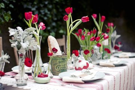 Beautiful red tulips table decor. Perfect for a wedding or fabulous party. Spring Table Centerpieces, Tulip Centerpiece, Outdoor Winter Wedding, Wedding Flowers Tulips, Romantic Table Setting, Spring Wedding Cake, Tulip Decor, Tulip Wedding, Spring Table Decor