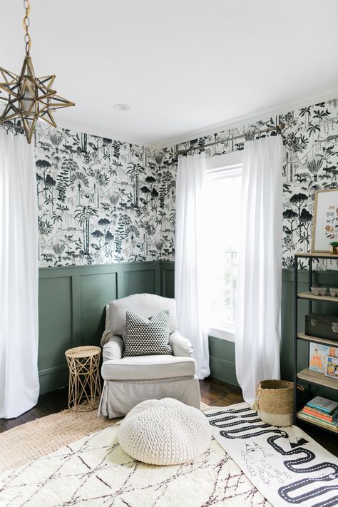 Green Walls, Country Bedroom, Shelves In Bedroom, Design Del Prodotto, Wallpaper Bedroom, Boy's Bedroom, Eclectic Home, Wainscoting, Home Staging