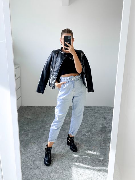 Paper Bag Denim Pants Outfit, Paperbag Black Pants Outfit, Paperbag Pants Boots, Black Paperbag Jeans Outfit, Baggy Paperbag Jeans Outfit, Paperbag Jeans Outfit Winter, Zara Paperbag Jeans Outfit, Paper Bag Jeans Outfit, Paperbag Jeans Outfit