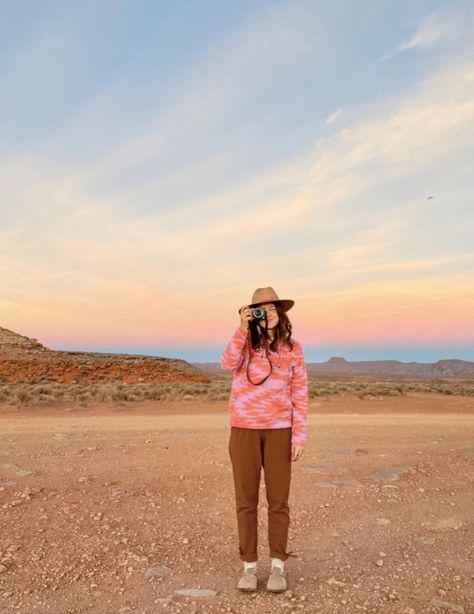 Pink Granola Girl Aesthetic, Outdoorsy Outfits, Hipster Aesthetic, American Hat Makers, Outdoorsy Style, Granola Girl Aesthetic, Beachy Aesthetic, Adventurous Women, Hipster Girls