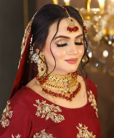 Hair Homecoming Styles, Short Hair Homecoming Styles, Pakistani Bride Hairstyle, Homecoming Styles, Crochet Earrings Free Pattern, Nikah Makeup, Pakistani Makeup Looks, Glam Bride Makeup, Video Dress