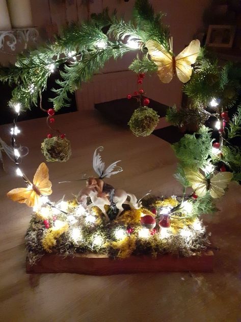 Fairy Theme Decoration Ideas, Fairy House Centerpiece, Diy Fairy Centerpiece, Enchanted Forrest Table Decor, Whimsy Wedding Decor, Fairy Party Centerpiece Ideas, Enchanted Garden Centerpieces, Enchanted Forest Theme Quinceanera Decoration, Enchanted Forest Centerpieces Diy