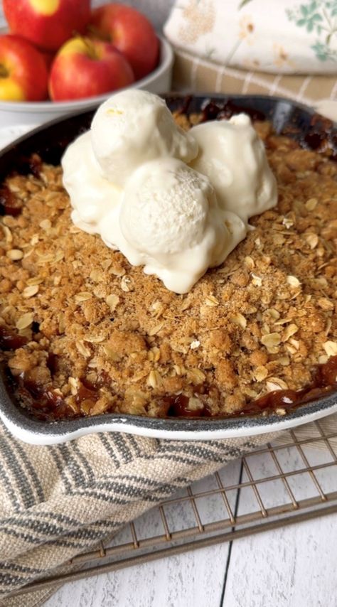 No Churn Ice-Cream Apple Crisp🍎🍏 - Sweet Monkey Apples Crisp, Sweet Monkey, Healthy Apple Crisp, Cannoli Filling, Old Fashion Oats, Fruit Cobbler, Chocolate Chip Cake, No Churn Ice Cream, Apple Crisp Recipes