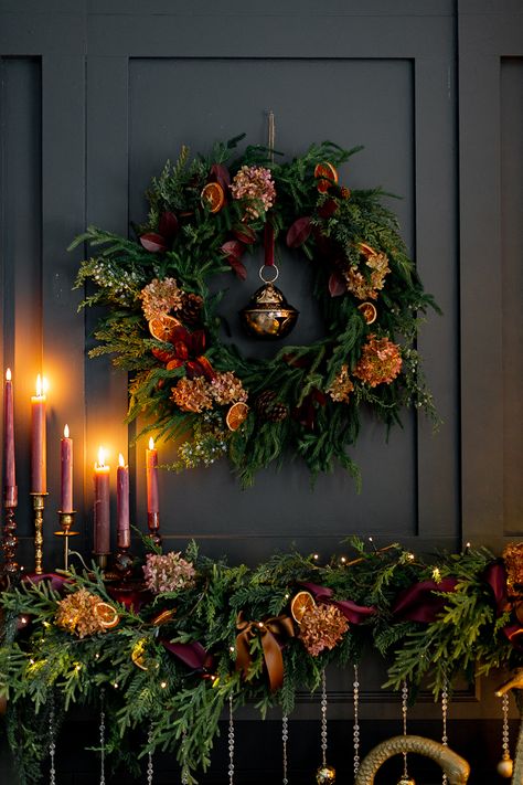 Moody Yule Decor, Moody Christmas Mantle, Moody Christmas Wreath, Moody Minimalist Aesthetic, Classic Traditional Christmas Decor, Dark Moody Christmas, Maximalist Moody, Christmas Dining Room Ideas, Moody Traditional