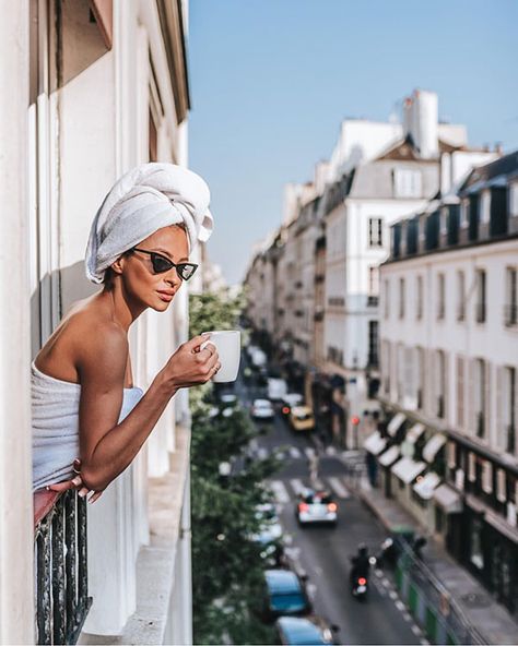 Weekday Wanderlust: Touristy Shots of Paris that Are Still Chic Photos In Paris, Parisian Lifestyle, Living In Paris, Take Better Photos, Street Style Paris, Morning Wedding, How To Pose, Classy Women, Santorini