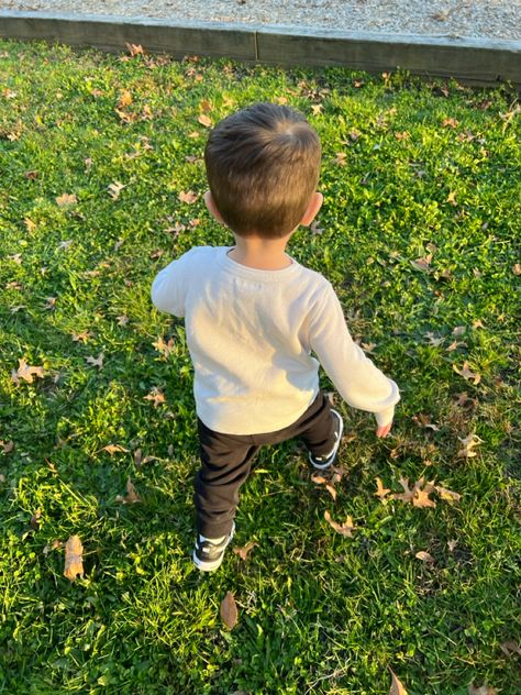 Child running in grass field facing away from camera Faceless Kid Pictures, Baby Photos Without Showing Face, No Face Baby Pictures, Face Pic, Kid Pics, Monthly Photos, Face Aesthetic, Face Pictures, Instagram Family