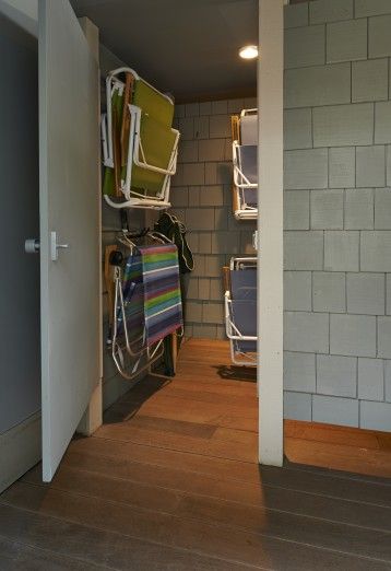 How to organize your beach stuff - love this beach chair closet. Inside a glamorous South Bethany beach house by Barry Dixon - The Washington Post Beach Chair Storage, Lake Bungalow, Beach House Deck, Beach House Accessories, Cape Cod Beach House, Beach Storage, Front Closet, Beach Things, Perfectly Organized