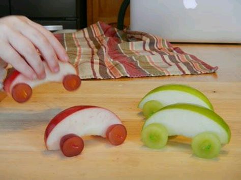 Snack cars made of apples and grapes! Soo cute Kids Treat, Snacks Für Party, Eat Real Food, School Snacks, Kids Recipes, Fun Kids Food, Food Crafts, Toddler Meals, Cooking With Kids