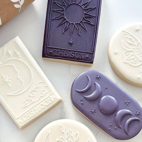 Tarot Card Cookies Decorated, Cookie Decorating Icing Ideas, New Orleans Cookies, Witchy Cookies Decorated, Creative Cookie Decorating Ideas, Tarot Card Cookies, Astrology Cookies, Tarot Birthday Party, Tarot Cookies