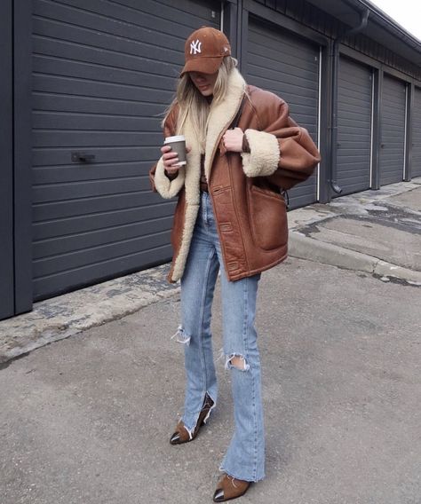 Farm Winter Outfit, Denim Sherpa Jacket Outfit Women, Winter Coats Women 2024, Cold Holiday Outfits, Game Day Outfit Cold Weather, Cold Weather Cowgirl Outfits, Tan Sherpa Jacket Outfit, Coastal Cowgirl Fall Outfits, Farm Outfit Women Fall