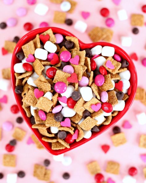 Valentine's S'mores Snack Mix - The perfect snack mix for Valentine's Day! Smores Snacks, Valentine Snack, Valentines Party Food, Valentine's Day Treats, Valentines Snacks, Breakfast And Brunch, Valentine Desserts, Valentines Day Desserts, Valentines Day Food