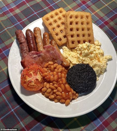 From a full English to 'superfood' goji berries: What do boarding school students eat for breakfast? School Breakfast, How To Become Vegan, Fruit Compote, Vegan Asian, Southern Fried Chicken, Bread Serving, Brain Food, Sausage And Egg, Cooked Breakfast