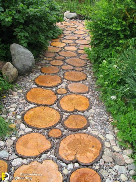 Amazing DIY Wood Pathway Ideas - TIPS Tree Logs Ideas Outdoor, Wood Pathway, Walkway Designs, Best Patio Furniture, Wooden Pathway, Patio Pavers Design, Walkway Design, Wooden Walkways, Gravel Garden