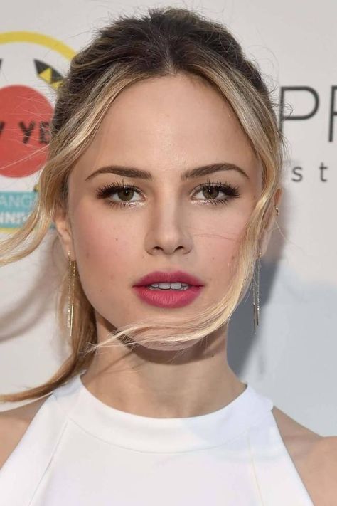 go-celebs on Tumblr Celebrities With Hooded Eyes, Jennifer Lawrence Makeup, Halston Sage, Hooded Eyes, Glam Makeup, Face Drawing, Beautiful Eyes, Makeup Inspo, Wedding Inspo