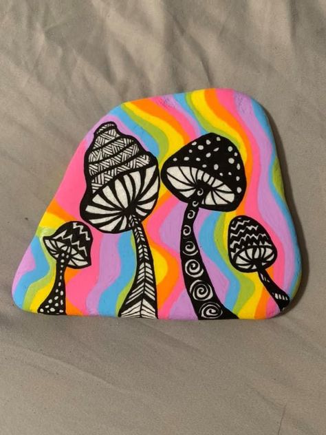 Rectangle Rock Painting Ideas, Rock Painting Mushrooms, Retro Rock Painting, Trippy Rock Painting, Mushroom Rock Painting Ideas, Painted Stones And Rocks, Painted Rocks Mushrooms, Mushroom Rock Painting, Mushroom Painted Rocks