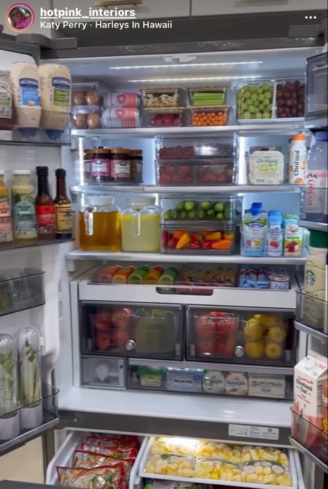 Organized Stocked Fridge, Fridge Orginazation Ideas, Kitchen Organization Refrigerator, Aestethic Fridge, American Fridge Organization, Full Stocked Fridge, Organised Fridge Aesthetic, Clean Fridge Aesthetic, Refregirator Organization Ideas