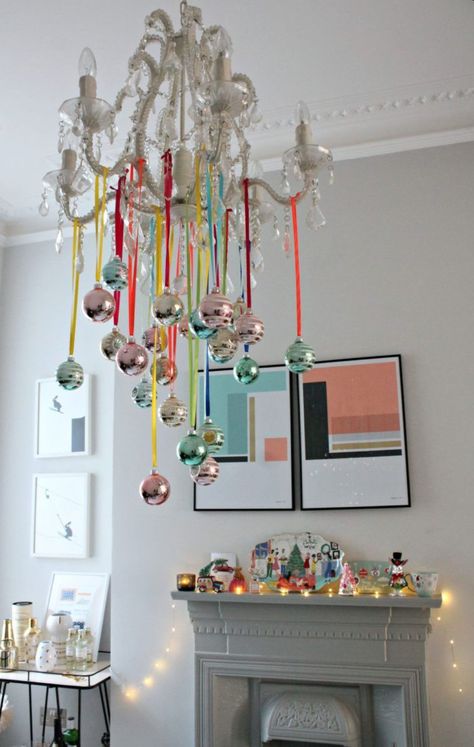 Xmas Chandelier Decor, Christmas Chandeliers, Belgium Christmas, Christmas Decorations At Home, Unconventional Christmas Trees, Cozy Christmas Living Room, Old Mirrors, Hosting Christmas, Christmas Interiors