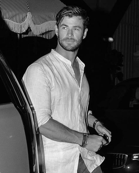 Chris Hemsworth Black And White, Random Photos, Chris Hemsworth, Thor, Stranger Things, Black And White, Collage, Film, Celebrities