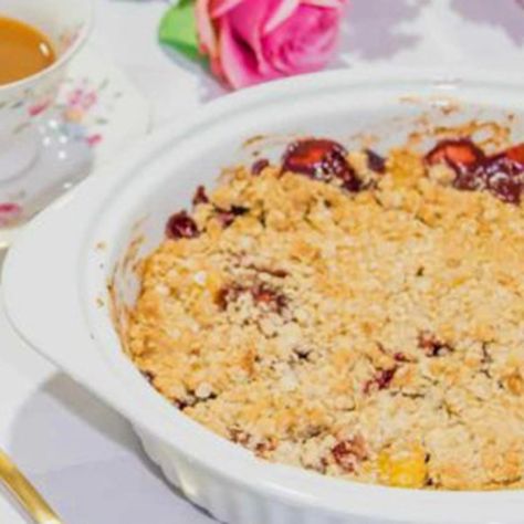 Mango Crumble Recipe, Strawberry Mango Dessert, Mango Crumble, Strawberry Crumble Recipe, Mango And Strawberry, Raspberry Crisp, Oat Crumble Topping, Strawberry Crumble, Strawberry Crisp