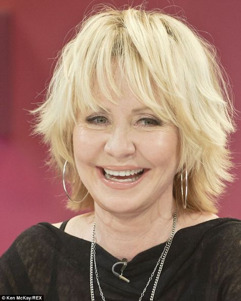 With youthful looks and pop star credentials, Scottish singer Lulu has plenty to shout about - but the 67-year-old has revealed she is giving up on marriage. Lulu Hairstyles, Corte Shaggy, Shaggy Haircuts, Short Layered, Shag Haircut, Prom Hairstyles, New Haircuts, Short Hair With Layers, Looks Chic