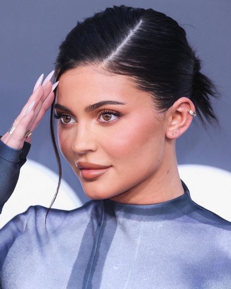 15.5.22 Anastasia Beverly Hills Contour, Natural Facial Cleanser, Kylie Jenner Hair, Estilo Kylie Jenner, Kkw Beauty, Jenner Sisters, King Kylie, Billboard Music, Long Lasting Makeup