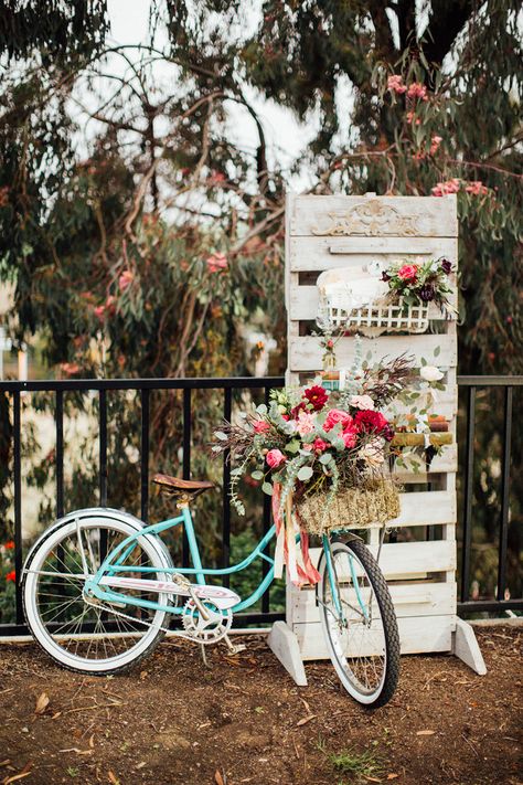 Decor Photobooth, Bicycle With Flowers, Bike Wedding, Wedding Themes Spring, Deco Champetre, Rustic Glam, בר מצווה, Rustic Doors, Rustic Lamps