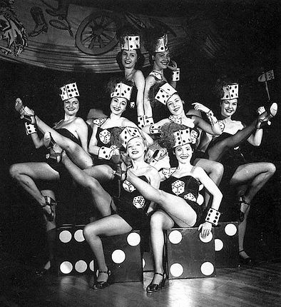 Showgirls 1950s Las Vegas Show Girls, Showgirl Costume, Vegas Showgirl, Vintage Vegas, Old Vegas, Vintage Burlesque, Las Vegas Photos, Vegas Shows, Burlesque Show