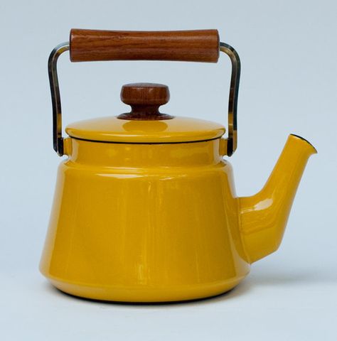 Valentine Gingerbread, Tea Pot Vintage, Yellow Teapot, Still Life Pictures, Life Drawing Reference, Yellow Tea, Ruby Rings, Creative Content, Still Life Drawing