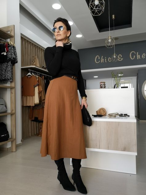 Brown Wool Skirt Outfit, Camel Skirt Outfit Fall, Camel Skirt Outfit, Midi Skirt With Boots, Mid Skirt Outfits, Midi Skirt Boots, Suede Skirt Outfit, Tan Midi Skirt, Orange Midi Skirt