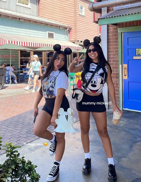 Aesthetic Theme Park Outfits, Comfy Theme Park Outfit, Disney October Outfits, October Disney Outfits, Disneyland Outfits Women, California Adventure Outfit, Halloween Disney Outfits, Theme Park Outfit Summer, Halloween Themed Outfits