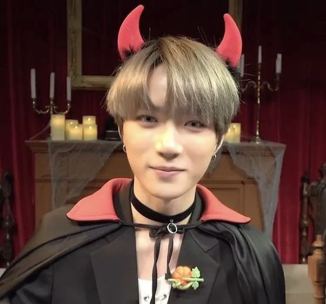 beomgyu halloween icon txt devil selca vampire pfp Beomgyu Halloween Icon, Kpop Idol Halloween Costume, Korean Aesthetic Header, Txt Halloween, Kpop Halloween, Styles Korean, Fire Quotes, Aesthetic Header, Cute Headers For Twitter