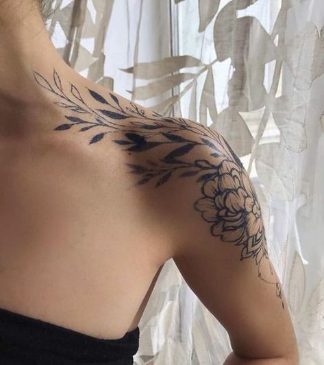 Tatouage épaule femme : Nos 21 plus beaux modèles 19 Tattoo Placement Shoulder, Arm Tattoo Placement, Tattoo Plume, Feminine Shoulder Tattoos, Shoulder Cap Tattoo, Clavicle Tattoo, Blade Tattoo, Floral Tattoo Shoulder, Small Shoulder Tattoos