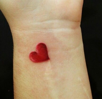 Tattoo Clavicle, Red Heart Tattoo, Heart Tattoo Ankle, Red Heart Tattoos, Tiny Heart Tattoos, Tiny Wrist Tattoos, Small Heart Tattoos, Herz Tattoo, Red Can