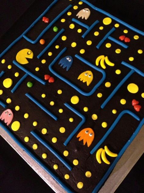 Pac maze Pacman Birthday Cake, Pac Man Cake Ideas, Packman Cake, Arcade Birthday Cake, Gaming Cake Ideas, Pac Man Birthday Party, Arcade Cake, Pacman Birthday, Pac Man Cake