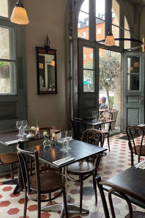 Parisian Restaurant Interior, English Cafe Interior, Vintage Restaurant Interior, French Cafe Interior Design, Italian Cafe Aesthetic, Cozy Restaurant Interior, Parisian Cafe Interior, Victorian Cafe, Vintage Restaurant Design