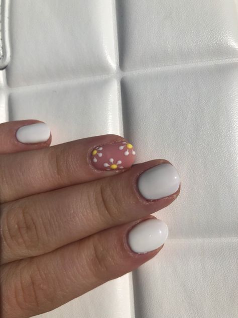 White nails with a flower feature nail White Nails With Flowers, Cream Nails, Flower Nail Designs, Flower Nails, Almond Nails, White Nails, Natural Nails, White Flowers, Nail Inspo