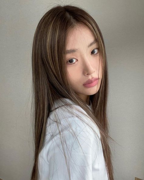 Hair Inspiration Korean, Asian Hair Dyed, Korean Hair Dye, Asian Brown Hair, Asian Hair Dye, Asian Hair Highlights, Brown Hair Inspiration, Hair Color Asian, Korean Hair Color