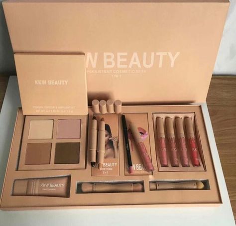 Kylie Jenner Makeup Set, Kate Moss Lipstick, Cosmetic Gift Set, Jenner Makeup, Bath N Body Works, Makeup Accesories, Kylie Jenner Makeup, Makeup Is Life, Kkw Beauty