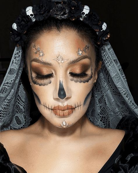 ¡Catrina Express para Principiantes! 💀✨ Si necesitas un look rápido, sencillo y elegante para una fiesta de última hora, ¡la Catrina Express es para ti! 😍 Con detalles dorados y toques florales, este maquillaje es súper fácil de hacer y perfecto para destacar sin tener que usar un maquillaje muy cargado. ✨ Ya sea para Halloween o cualquier evento especial, este look es tu opción ideal si quieres verte increíble en cuestión de minutos. ⏳💄 ¡Desliza para ver más detalles y guarda este post pa... Aurora Makeup, October 1, Dia De Muertos, Makeup Artist, Makeup, On Instagram, Make Up