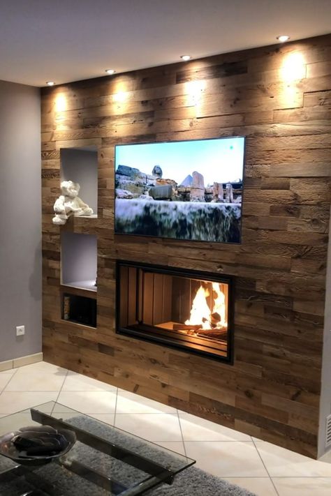 Fa burkolat, kandalló, tv fal, wood wall, fireplace Tv Wall Design Luxury Tvs, Tv Wall Design Modern Luxury, Green Sofa Living, Luxury Tv Wall, Tv Fal, Living Room Wall Designs, Fireplace Tv Wall, House Interior Design Styles, Decor Fireplace