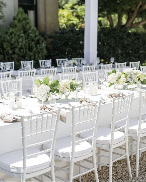 White Chavarri Chairs Wedding, Wedding Table White Chairs, White Table And Chairs Wedding, White Chiavari Chairs Wedding, White Chivari Chair, Wedding White Chairs, Chivari Chairs Wedding, White Chairs Wedding, White Wedding Chairs