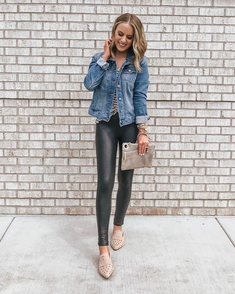 Casual chic travel outfit! Love these faux leather leggings with the studded mules and denim jacket! How To Wear Faux Leather Leggings, Style Faux Leather Leggings, Faux Leather Leggings Outfit, Outfits Leggins, Leggings Mode, Look Legging, Leather Leggings Outfit, Pleather Leggings, Leggings Outfits