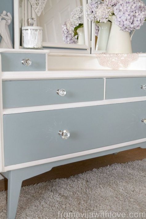 Dressing Table Makeover- Repurposing and upcycling Diy Dressing Tables, Painted Dressing Table, Vintage Craft Room, Desk Vintage, Grey Bedroom Furniture, Table Makeover, Fantastic Furniture, Craft Rooms, Painting Furniture