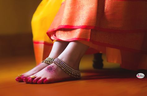 Indian wedding photography by iPic Frames   Beautiful shot of the alta on the feet with the kundan payal. wedding shoot | Beautiful bridal payal,  https://www.facebook.com/iPicFrames/  #weddingday #beautibride #indianwedding Alta Design Bengali, Alta Design, Anklets Indian, Bridal Anklet, Bengali Bride, Beautiful Anklet, Bengali Wedding, Anklet Designs, Ankle Jewelry