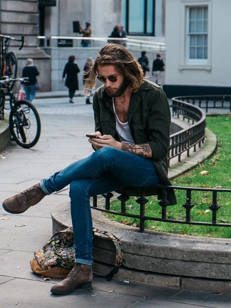 Bohemian Outfits for Men–17 Ways How to Get a Bohemian Style Bohemian Outfit Men, Boho Men Style, Fashion Week Hair, Bohemian Style Men, The Sartorialist, Moda Do Momento, Boho Mode, London Fashion Weeks, Boho Men