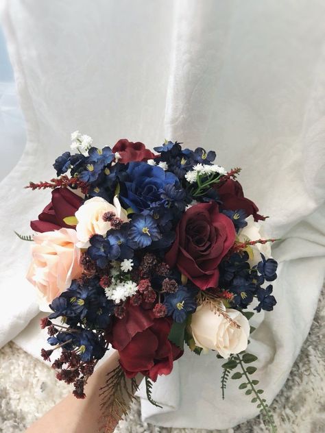 Navy Blue Bouquet Wedding, Blue Bouquet Wedding, Navy Blue Wedding Bouquets, Navy Blue Bouquet, Navy Wedding Bouquet, Navy And Burgundy Wedding, Burgundy Wedding Flowers, Navy Wedding Flowers, Tafel Decor