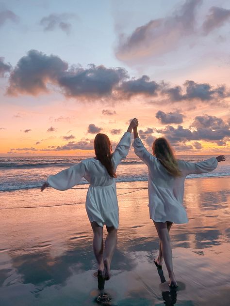 cute friends bestie besties aesthethic summer spring sunset sun beach ocean sea bff good vibes pink pastel Beach Friends Photoshoot, Summer Vacation Photo Ideas, Sunset Dresses, Spring Sunset, Florida Pictures, Friends Sunset, Fall Beach, Sunrise Pictures, Summer Picture Poses